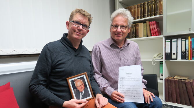 Komponist und Dirigent des neuen Requiems: Wolf-Dieter Rahn und Wolfhard Witte in der GEA-Redaktion mit einem Bild von Rahns Vat