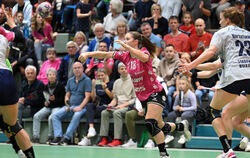 Wirft zwei Tore in der entscheidenden Phase,  als die TuS Metzingen davonzieht: Rückraumspielerin Marte Juuhl Svensson (Mitte). 