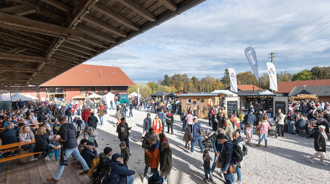 Viel los: Am Sonntag tummelten sich drinnen und draußen die Gäste auf dem Messegelände.  FOTOS: SCHANZ/SCHRADE