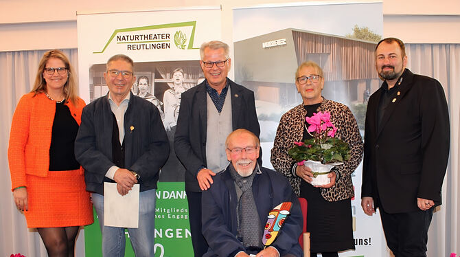 Susanne Hammann (links), Rainer Kurze (Mitte) und Marcus Joos (rechts) ehrten  Gerhard Schmid (vorne), Karin Kommer und Dieter Z
