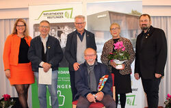 Susanne Hammann (links), Rainer Kurze (Mitte) und Marcus Joos (rechts) ehrten  Gerhard Schmid (vorne), Karin Kommer und Dieter Z