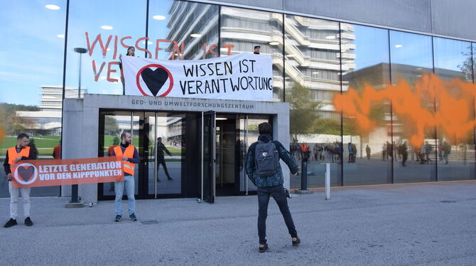 Protestaktion der Letzten Generation am Gebäude des Geo- und Umweltforschungszentrums der Uni Tübingen.