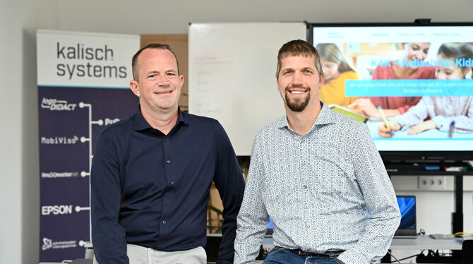 Thomas Flad (links) und Bastian Weiß, geschäftsführende Gesellschafter der Kalisch Systems GmbH & Co. KG, im Musterklassenzimmer