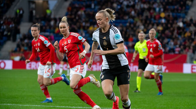 Gegen Wales eine der auffälligsten deutschen Spielerinnen auf dem Platz: Lea Schüller (vorne).  FOTO: MEMMLER/EIBNER