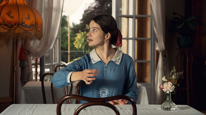 la grande magie szene eröffnungsfilm französische filmtage marder foto niko film Liebeserklärung an die Nostalgie der alten Kinokunst: Rebecca Marder im Eröffnungsfilm »La grande magie« von Noémie Lvovsky.