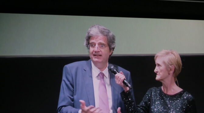 françois delattre französischer botschafter französische filmtage eröffnung stefanie schneider foto akr Der französische Botschafter François Delattre mit Moderatorin Stefanie Schneider bei der Eröffnung.