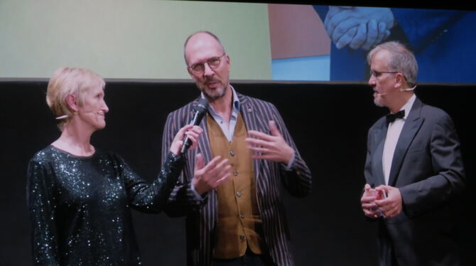 stefanie schneider markus nievelstein christopher buchholz französische filmtage tübingen eröffnung foto akr Arte-Geschäftsführer Markus Nievelstein im Gespräch mit Stefanie Schneider und Festivalleiter Buchholz.