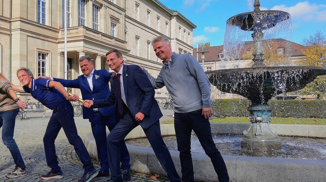 Symbolische Staffelübergabe vor der Neuen Aula in der Tübinger Wilhelmstraße: Jan Haller (von links), Dieter Baumann, Christian