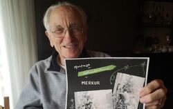 Walter Hofmann mit einer Bildercollage, die ihn beim Anbringen der Weihnachtsbeleuchtung am Kaufhaus Merkur zeigt.