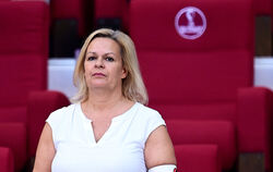 Nancy Faeser mit Kapitänsbinde ''One Love'' liebt Symbolpolitik.