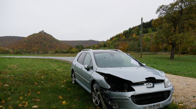 Seit vielen Wochen steht an der B 28 auf Höhe der Bleiche ein Unfallauto. Der Halter hat das Fahrzeug nach dem Unfall am 10. Sep