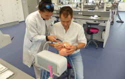 Die Oberärztin Dr. Andrea Klink demonstriert mit dem Zahntechnikermeister Benjamin Votteler, wie die Studierenden an Phantomköpf
