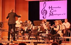 Unter dem neuen Dirigenten Viktor Oßwald gibt der Harmonika Club Mössingen sein Konzert in der Quenstedt-Aula.  FOTO: JOCHEN