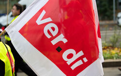 Eine Verdi-Fahne ist auf einer Demonstration zu sehen. Nur noch  die Hälfte der Unternehmen bezahlt nach Tarifvertrag. 