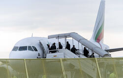 Abgelehnte Asylbewerber steigen im Rahmen einer landesweiten Sammelabschiebung in ein Flugzeug.  FOTO: MAURER/DPA