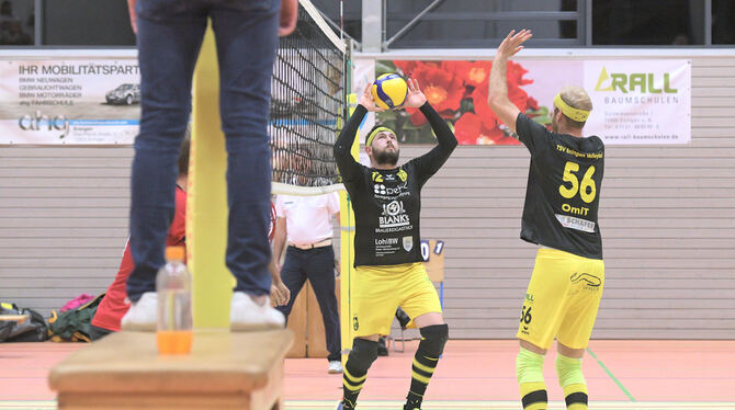 Eningens Zuspieler Marco Späth setzt seine Angreifer in Szene.  FOTO: BAUR
