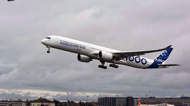 Airbus A350-1000 maiden take-off in France Airbus A350-1000 maiden take-off in France