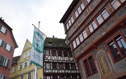 Die Flagge "Bürgermeister für den Frieden" vor dem Tübinger Rathaus wurde bisher noch nicht attackiert.