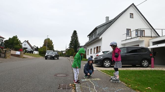Viele zu schnelle Autofahrer gefährden in der Metzinger Straße von Mittelstadt laut Anwohnern spielende Kinder.