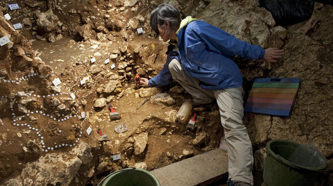 Die Archäozoologin Keiko Kitagawa von der Universität Tübingen bei der Ausgrabung durch das Landesamt für Denkmalpflege 2011 im