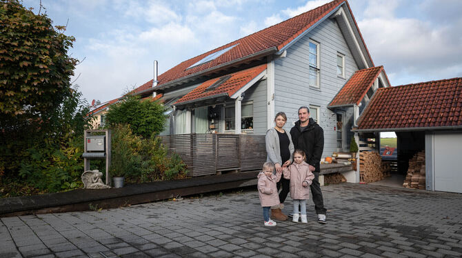 Hauskauf Schrottimmobilie Bad Urach Wittlingen Alb Laura Pippig Roman Raffler Laura Pippig und Roman Raffler leben zusammen mit ihren beiden Kindern Eleanor (rechts) und Madita in diesem Haus in Wittlingen.