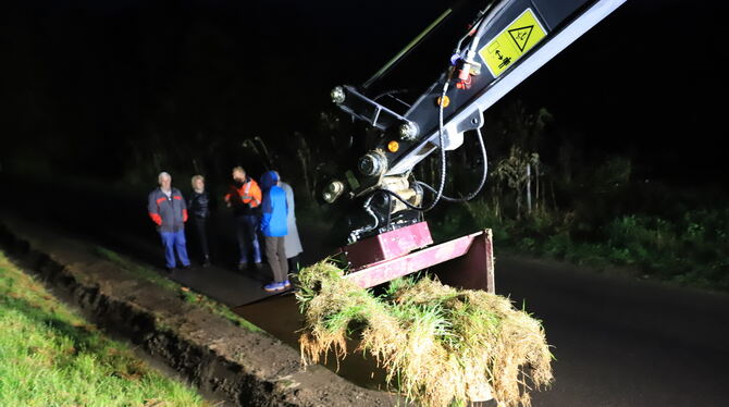 Hat sich bewährt: der Grabenräumlöffel des Eninger Bauhofs.