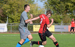  Erik Müller (rechts) vom FC Mittelstadt setzt sich im Topspiel der Reutlinger B4-Liga gegen Sören Rau vom TSV Riederich durch.