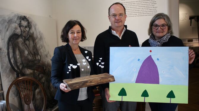 Sarah Boger, Jens Christian Müller und Andrea Anstädt (von links) präsentieren zwei der bei der Auktion zu versteigernden Kunstw