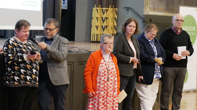 Simone Degler (von links), Klaus Käser, Angelika Lotterer, Heike Goller-Lenz, Brigitte Edelmann und Nikolaus Mantel berichteten