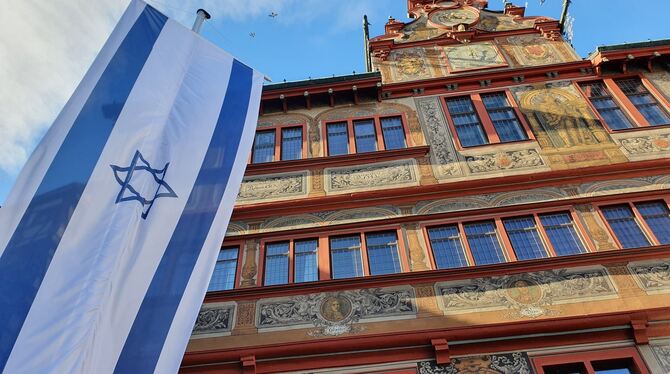 Die israelische Flagge hängt seit Freitag, 10. November, vor dem Rathaus Tübingen.