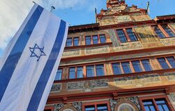 Die israelische Flagge hängt seit Freitag, 10. November, vor dem Rathaus Tübingen.