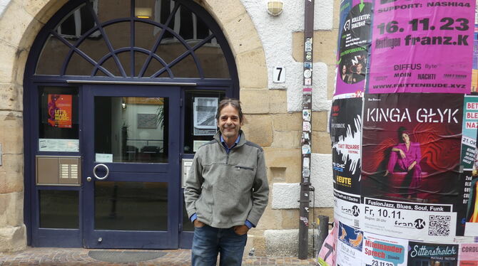 Ivano Abetini vor dem Haus der Jugend, in dem sich sein neues Büro befindet.