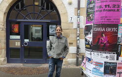Ivano Abetini vor dem Haus der Jugend, in dem sich sein neues Büro befindet.