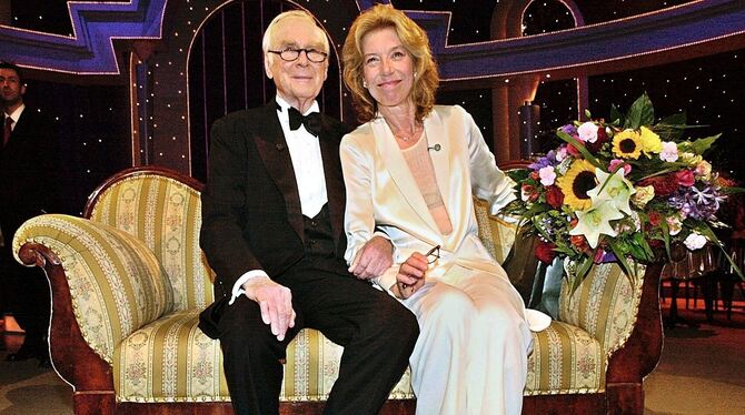 Vicco von Bülow alias Loriot und seine Schauspielkollegin Evelyn Hamann im Jahr 2002 in Hamburg bei der Aufzeichnung einer Gala. Vicco von Bülow alias Loriot und seine Schauspielkollegin Evelyn Hamann im Jahr 2002 in Hamburg bei der Aufzeichnung einer Gala.