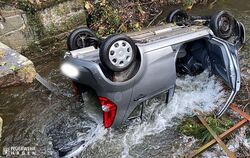 Mit Auto in Fluss gestürzt: Feuerwehr befreit Fahrerin