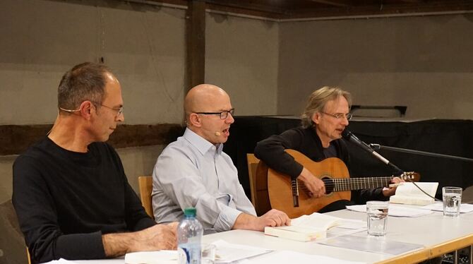 Von links: Rainer Imm, Udo Zepezauer und Bernhard Mohl unterhielten mit Texten und Klängen im Kusterdinger Klosterhof.  FOTO: ST