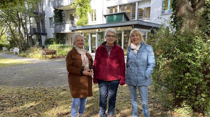 Sabine Wolf (von links), Elfriede Krautter und Cornelia Schad von der Hospizgruppe Pfullingen »Die Brücke«.