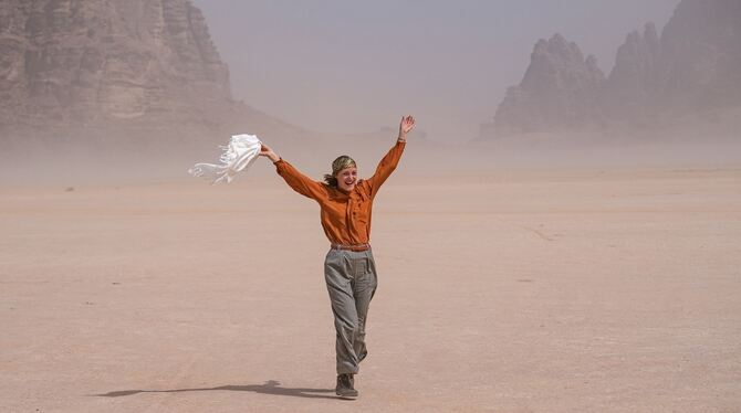 Ingeborg Bachmann (Vicky Krieps) versucht in der ägyptischen Wüste ihre gescheiterte Liebesbeziehung mit Max Frisch zu verarbeit