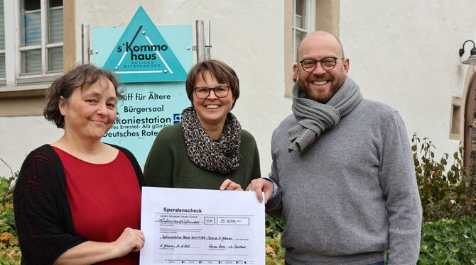 Susanne Felchner (von links) und Christine Krohmer von der Diakoniestation nehmen den Scheck aus den Händen von Florian Bauer, V