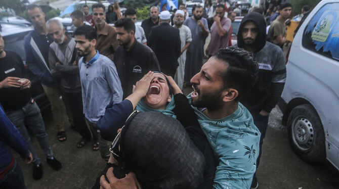 Menschen trauern in der Nähe der Leichenhalle des Nasser-Krankenhauses um die Opfer eines israelischen Bombardements.