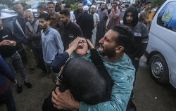 Menschen trauern in der Nähe der Leichenhalle des Nasser-Krankenhauses um die Opfer eines israelischen Bombardements.