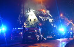 Flammen schlagen aus dem Dachstuhl eines Gebäudes, in dem 22 Personen wohnen. Drei wurden während den Rettungsarbeiten in der Na