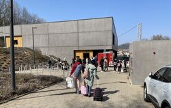 Anfang 2022 beziehen ukrainische Geflüchtete die Schönberghalle als vorläufige Unterkunft.