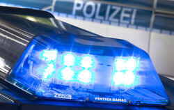 Ein Blaulicht leuchtet auf dem Dach eines Polizeiwagens. Immer wieder hat es in Pliezhausen an zwei Stellen Unfälle gegeben.