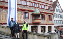 Von links: Jörg-Walter Karl, Angelika Volkmann und Tobias Rager setzen sich dafür ein, dass die Fahne hängen bleibt. 