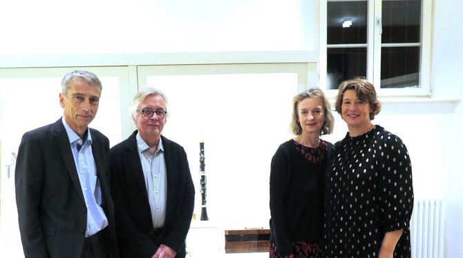 Josef Focht, Reiner Wehle, Sabine Meyer und Heike Fricke (von links) bei der Eröffnung der Ausstellung »Klangkörper« im Musikwis