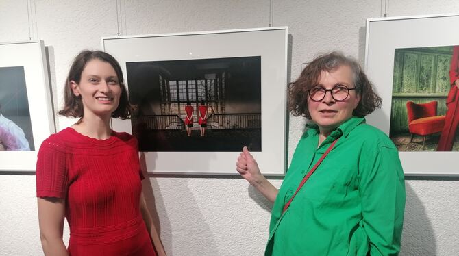 Künstlerin Waltraud Langer (rechts) mit ihrer Muse Irina Hölz, die auf vielen der Fotos und Collagen zu sehen ist.  FOTO: JENATS