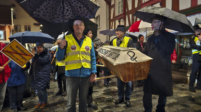 Mit einem »Trauermarsch« protestierten Windkraftgegner am Dienstagabend gegen Windkraftprojekte auf der Alb.  FOTO: PULVERMÜLLE