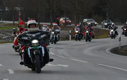 Die Biker vom Neuhäuser Harley-Stammtisch 111 beschenkten Kinder. Sie kamen in Weihnachtsmann-Montur auf ihren Motorrädern vorge