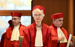  Der Zweite Senat des Bundesverfassungsgerichts, Ulrich Maidowski, Vorsitzende Doris König und Peter Müller (von links).  FOTO: 